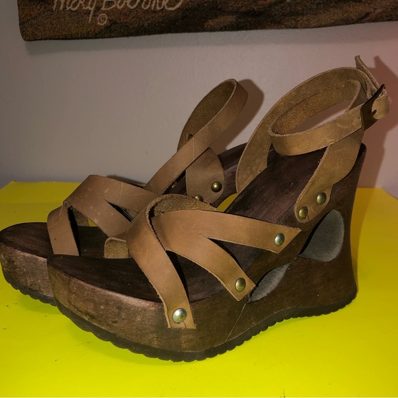 Brown Platform Shoes with Crisscross Straps - Picture 3 of 6